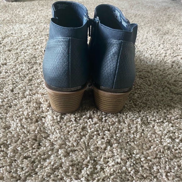 Simply Vera Wang Vienna Blue Almond Toe Ankle Tip Booties - Picture 4 of 8